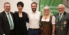 Gruppenbild mit Olympiasieger Henri Junghänel beim Bundesschützenball